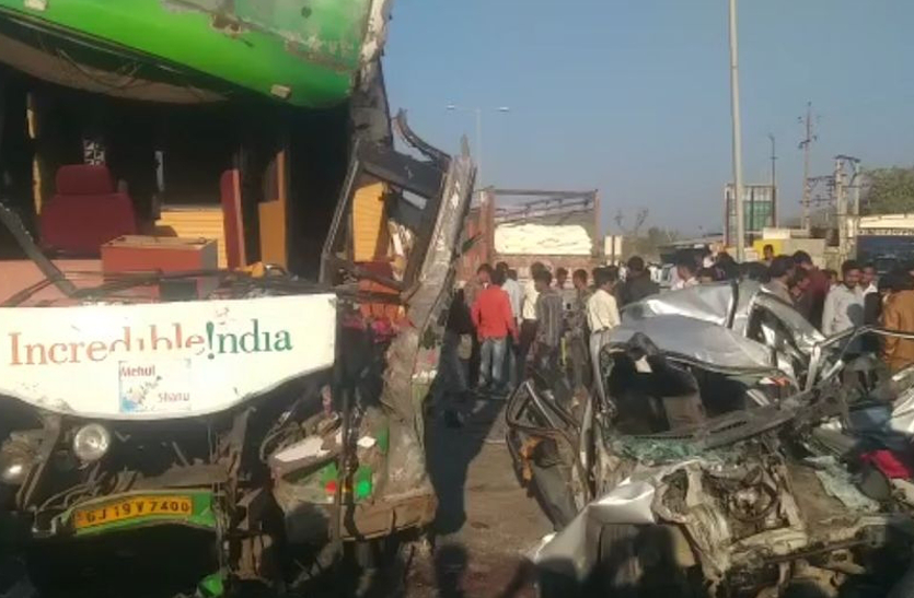 शादी की खुशी मातम में बदली: बारात लेकर जा रही बस की ट्रक व कार से टक्कर, तीन की मौत