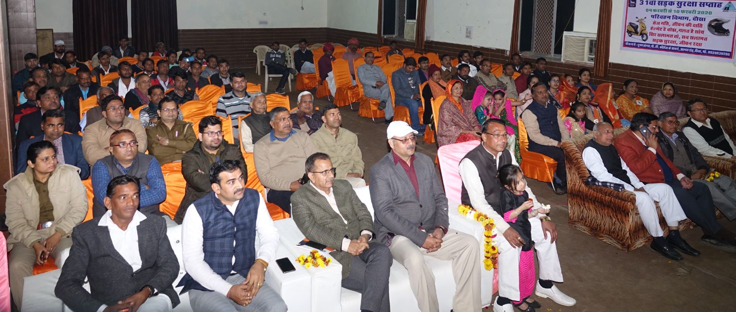 कलाकारों ने प्रस्तुतियों से लुभाया