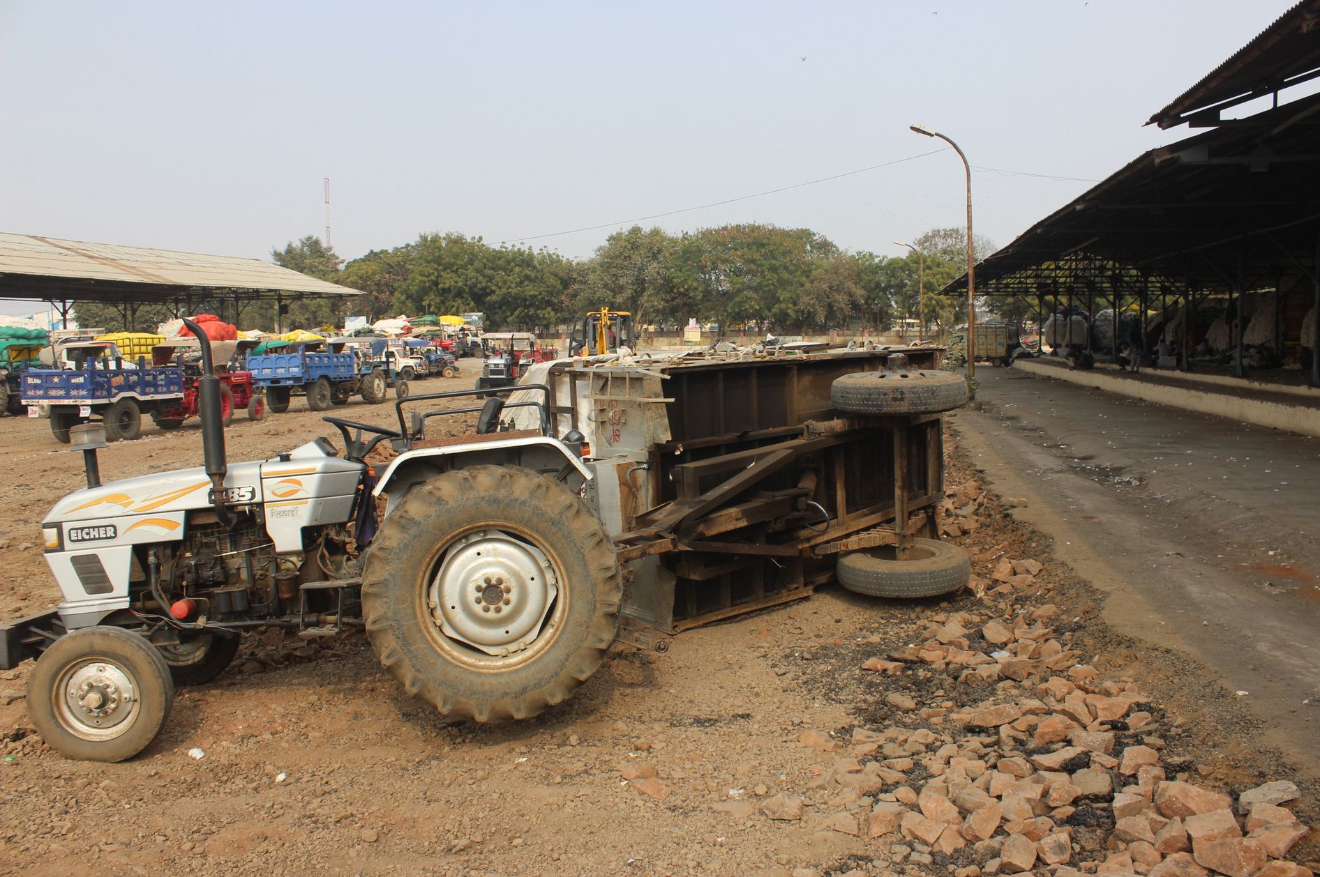 Trolley overturns in agricultural produce market Khandwa