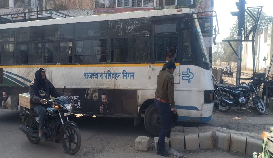 गड्ढे में फंसी रोडवेज तो लगा जाम