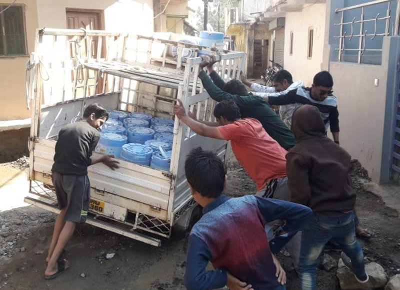 निर्माण की कछुआ चाल बनी मुसीबत, फंस रहे वाहन