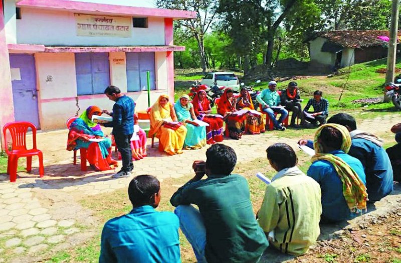 ग्राम बटार के पंचायत भवन में जड़ा था ताला, सड़क पर कराया गया शपथ ग्रहण