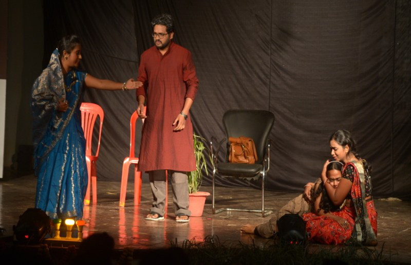 नारी सशक्तिकरण को बढ़ावा देने नाटक में दिए संदेश