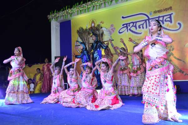 जमुना के तट पर कृष्ण कन्हैया मधुर सी बंसी बजावत है...