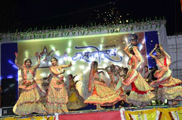 जमुना के तट पर कृष्ण कन्हैया मधुर सी बंसी बजावत है...