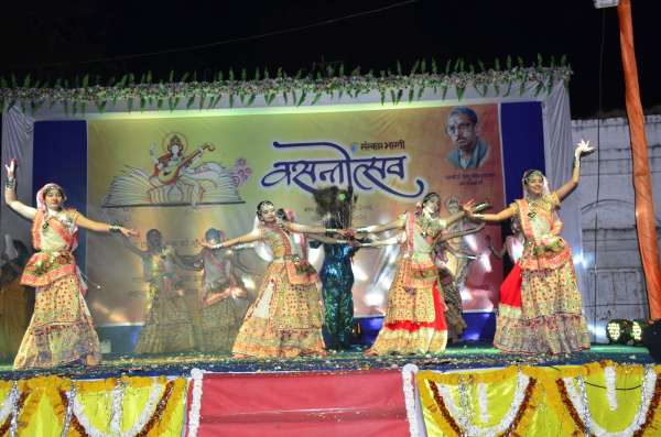 जमुना के तट पर कृष्ण कन्हैया मधुर सी बंसी बजावत है...