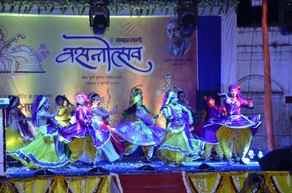 जमुना के तट पर कृष्ण कन्हैया मधुर सी बंसी बजावत है...