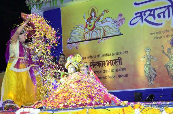 जमुना के तट पर कृष्ण कन्हैया मधुर सी बंसी बजावत है...