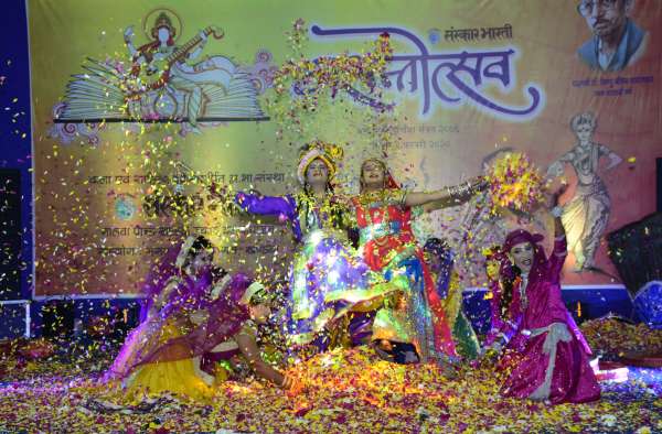 जमुना के तट पर कृष्ण कन्हैया मधुर सी बंसी बजावत है...