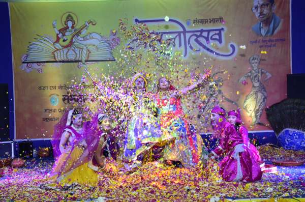 जमुना के तट पर कृष्ण कन्हैया मधुर सी बंसी बजावत है...