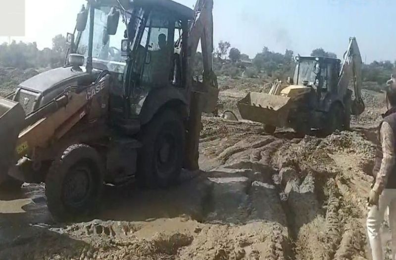 VIDEO मध्यप्रदेश में अवैध खनन पकडऩे गई महिला अधिकारी पर माफिया का हमला