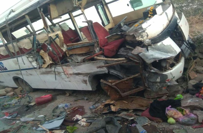 ओवरटेक के प्रयास में बस पलटी, मां-बेटे की मौत