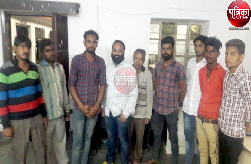 पाली पुलिस ने अस्पताल के बाहर जुआ पकड़ा, नौ गिरफ्तार