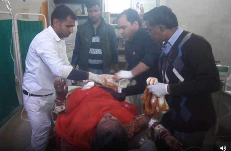 नैनूदेवी को बचाने का प्रयास करते डॉक्टर