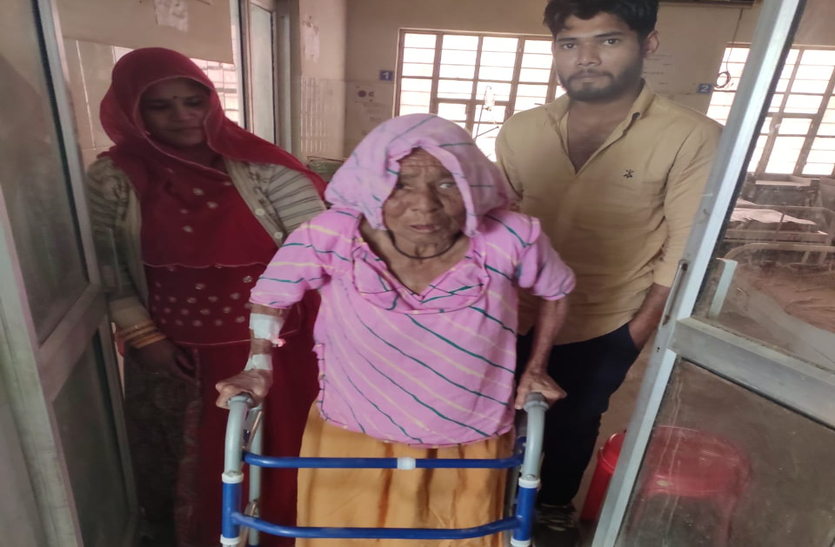 सीमेंट लगा कर जोड़ दी 84 साल की महिला की कूल्हे की हड्डी