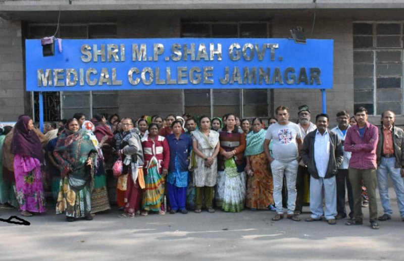 वेतन की मांग को लेकर जी.जी. अस्पताल के सफाई कर्मचारी हड़ताल पर