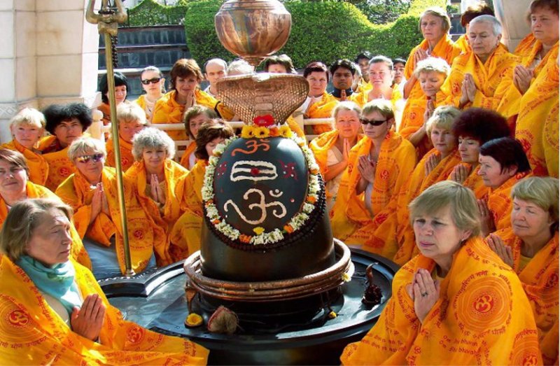 महाशिवरात्रि पर ये 10 अभिषेक करने से तुरंत प्रसन्न हो जाते हैं महादेव