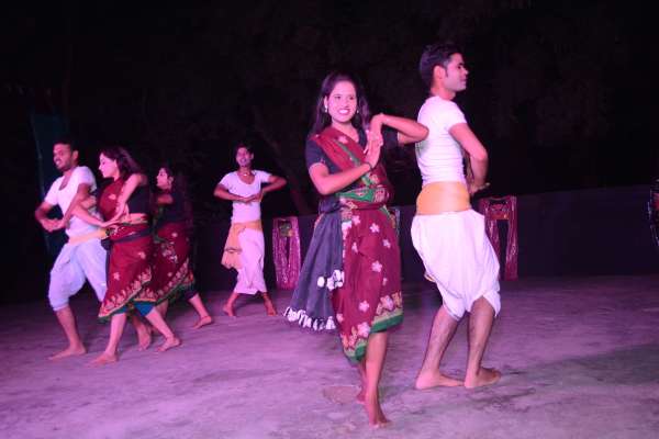 लोक नृत्य में दिखी देश भर की संस्कृति