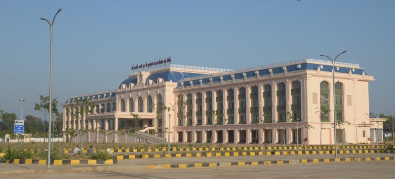 अंतर राज्यीय बस स्टैंड चार माह से बनकर तैयार, बसों की आवाजाही के लिए रोड ही नहीं बना