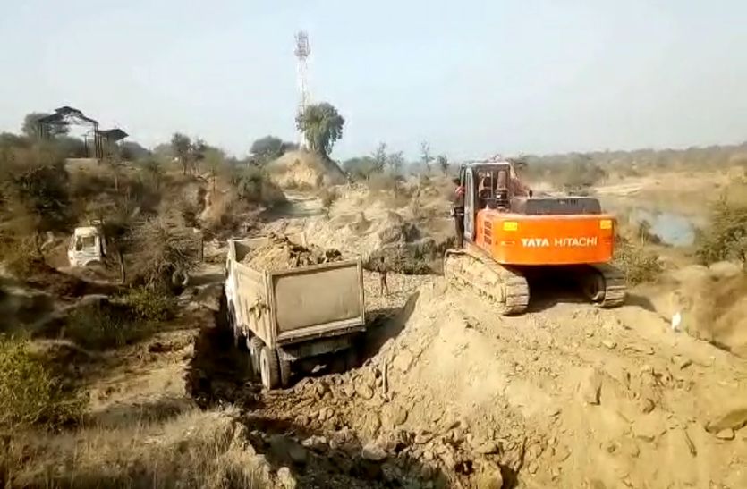 Watch video - Mafia still doing illegal mining in Ratlam