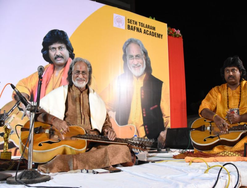 पंडित विश्वमोहन भट्ट ने मोहन वीणा वादन के साथ अपनी गायकी से भी श्रोताओं को रूबरू कराया