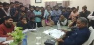 छात्रसंघ अध्यक्ष रविन्द्रसिंह के नेतृत्व में छात्रों ने किया कुलपति कार्यालय के बाहर प्रदर्शन 