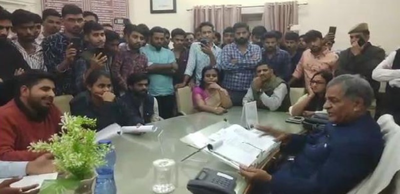 छात्रसंघ अध्यक्ष रविन्द्रसिंह के नेतृत्व में छात्रों ने किया कुलपति कार्यालय के बाहर प्रदर्शन