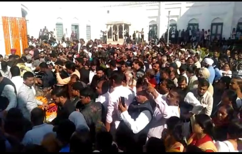 Video: राजमाता देवेंद्र कुमारी सिंहदेव के पार्थिव शरीर का अंतिम दर्शन करने रघुनाथ पैलेस उमड़ा हुजूम