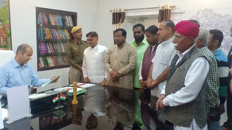 Opposition to increase electricity rates, BJP submitted memo