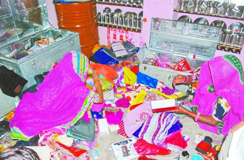 Close house broken locks, stole cash and jewelery