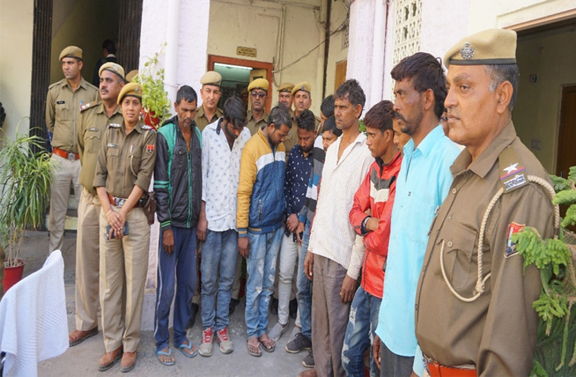 जयपुर में देह व्यापार का भंडाफोड़, 17 युवतियां और 10 युवकों को किया गिरफ्तार