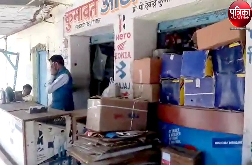 VIDEO : चोरों ने ऑटो पार्ट्स की दुकान का तोड़ा ताला, सामान व नकदी पार