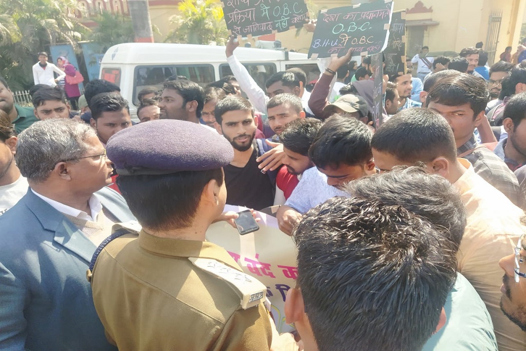  ओबीसी छात्रों को पीएम मोदी के ससंदीय कार्यालय जाने से रोकती पुलिस