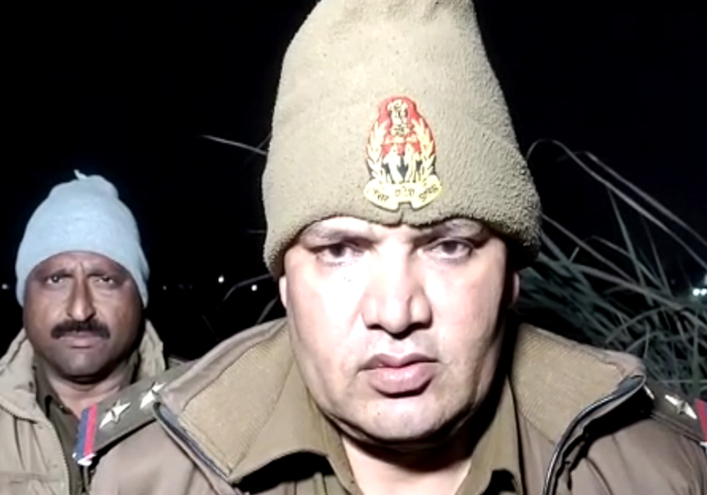 नहर में गिरा मासूम, पुलिस ने जारी की तलाशी, देखें वीडियो