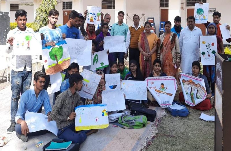 पोस्टर-स्लोगन से दिया बेटी व प्रकृति बचाने का संदेश