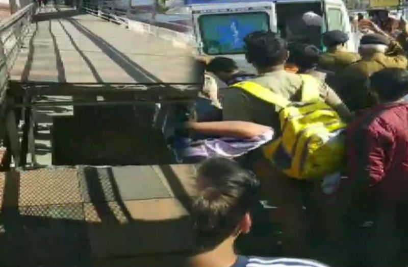 बड़ा हादसा: रेलवे का फुट ओवर ब्रिज गिरा, दो की मौत कई गंभीर रूप से घायल, रेलवे की लापरवाही भी आई सामने