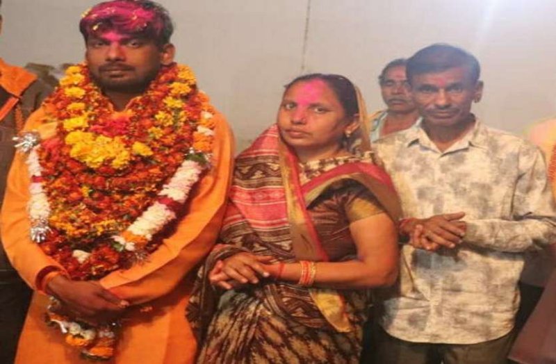 मिलिए छत्तीसगढ़ के सबसे ज्यादा पढ़े-लिखे युवा सरपंच बुद्धेश्वर से, IIT धनबाद से कर रहे हैं पीएचडी, राजनीति को नहीं मानते गंदी