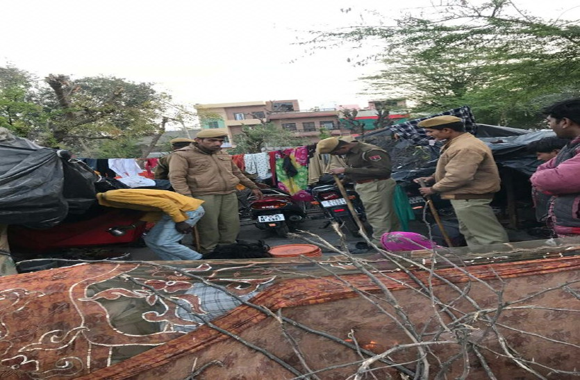 संदिग्धों की धरपकड़ में झुग्गी झोंपड़ी पहुंची पुलिस को मिली शराब