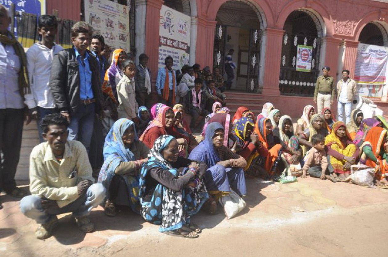बलारपुर गांव से विस्थापित परिवारों ने कलेक्ट्रेट पर डाला डेरा