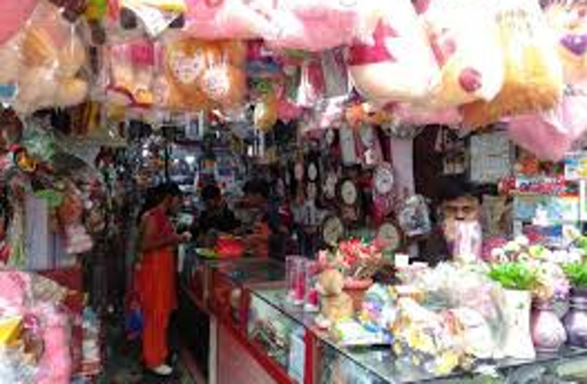 Youth and city markets filled with love expressions on Valentine's Day