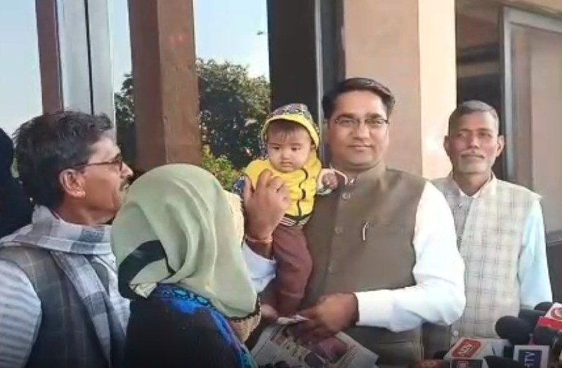 'फाइनेंस कंपनी ने मकान कर डाला सीज़, अंदर भूख से कराहती रही मासूम', दुधमुंही को लेकर विधानसभा पहुंचे विधायक