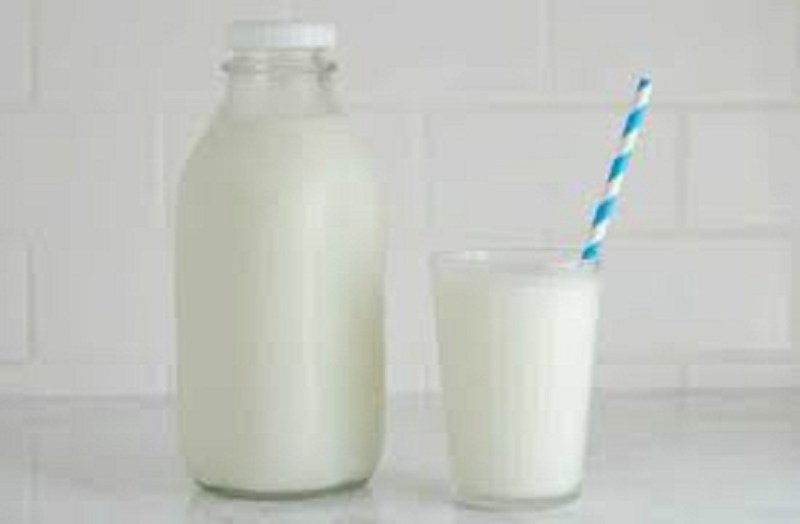 बच्चों का वजन सही रखने में मदद करता फुल फैट मिल्क