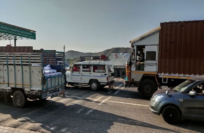 फास्टैग लेन में आवाजाही सुलभ, कैश में कतार