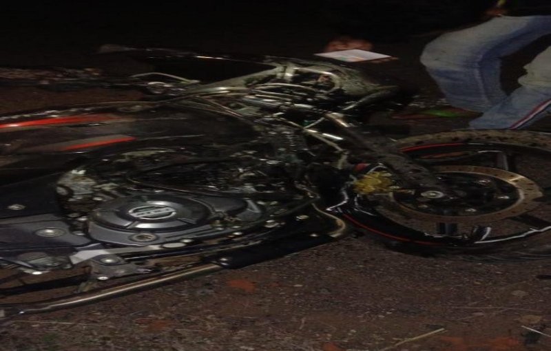 Accident: कार से टकराई बाइक, दो युवक की मौत, एक घायल