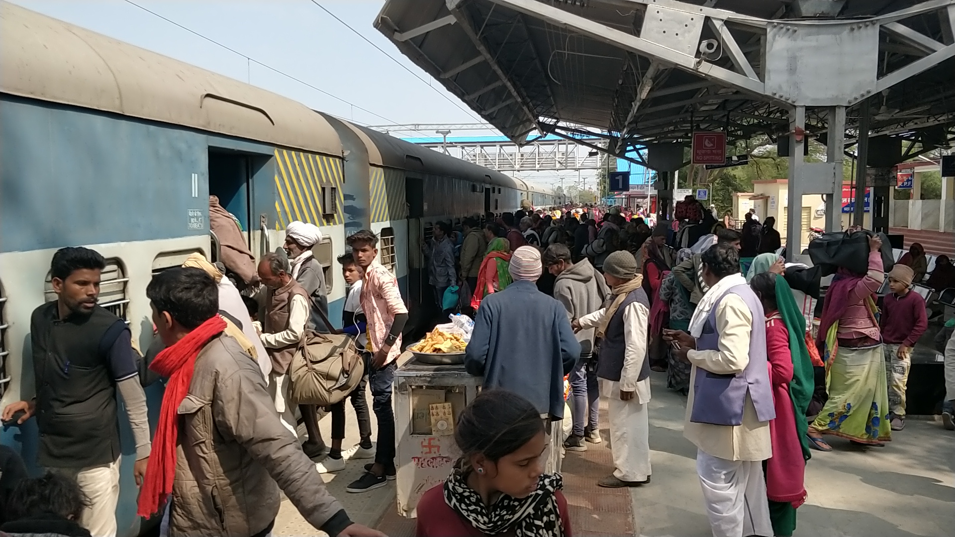 आधुनिक हुआ ब्यावरा रेलवे स्टेशन लेकिन डिजिटल डिस्प्ले नहीं होने से भटकते हैं यात्री, कोच ढूंढऩे में होती है परेशानी