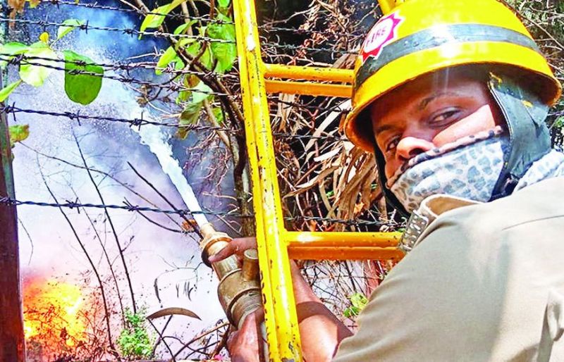 आग लगने से फर्नीचर और अन्य वस्तुएं खाक