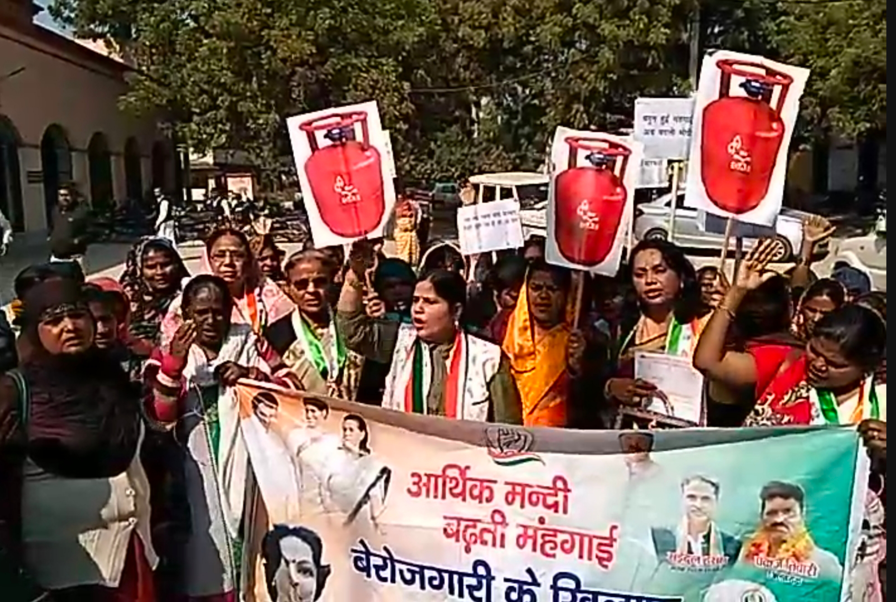 गैस के बढ़े दाम एवं बढ़ी महंगाई को लेकर कांग्रेस का हल्ला बोल, कांग्रेस की महिलाओं ने केंद्र और राज्य सरकार के खिलाफ लगाए यह नारे