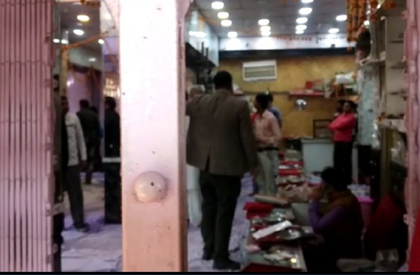 income tax raid on three bullion shops in datia