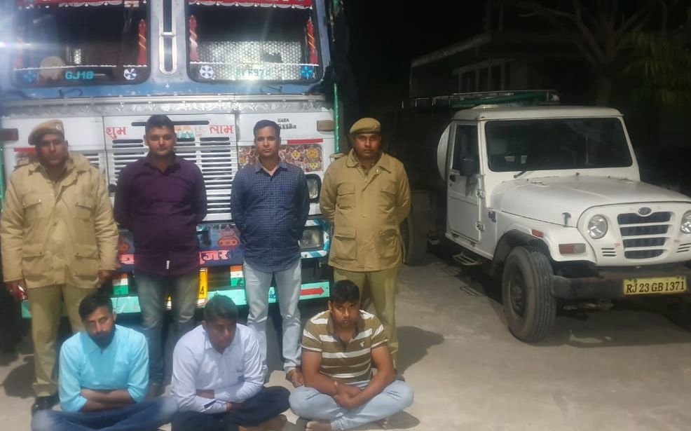 दिल्ली जा रहे टैंकर से दूध चोरी, 3 गिरफ्तार