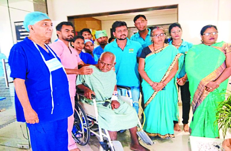 जिस बुजुर्ग को लोग देखना तक पसंद नहीं करते थे उसका हुलिया ही बदल दिया इन युवाओं ने